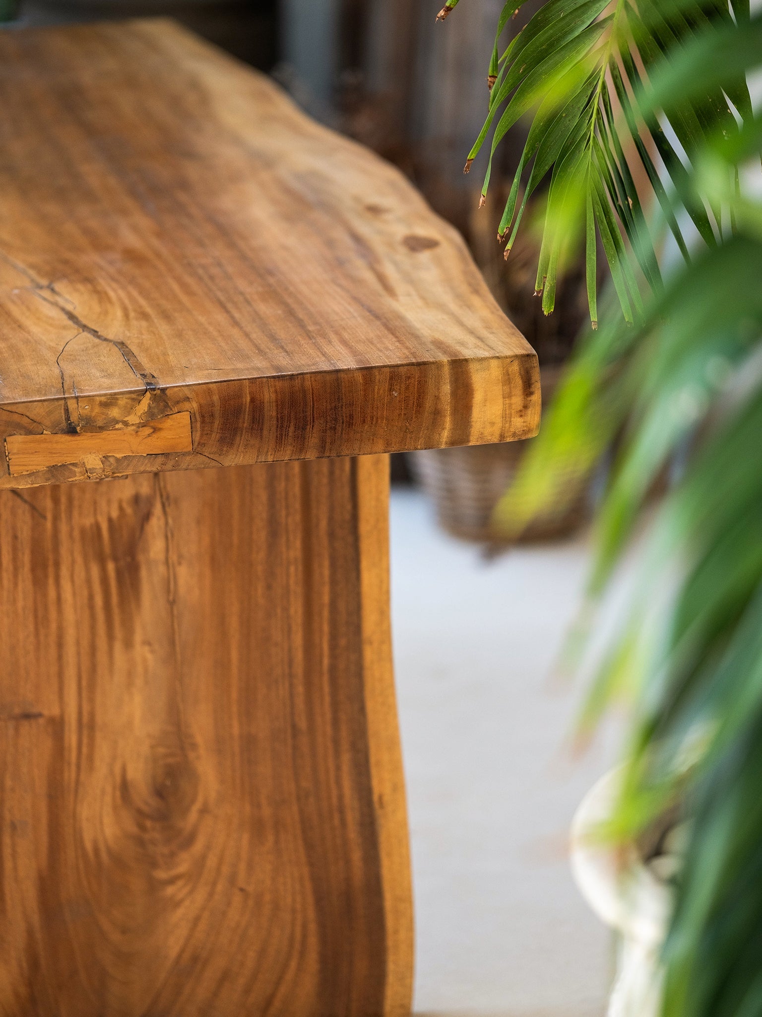Kawi Dining Table